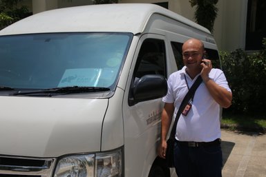 Reiseleiter von For Family Reisen neben Auto – Thailand Familienreise