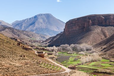 Traditionelles Dorf eingebettet im beeindruckenden Atlas-Gebirge – Marokko Familienreise