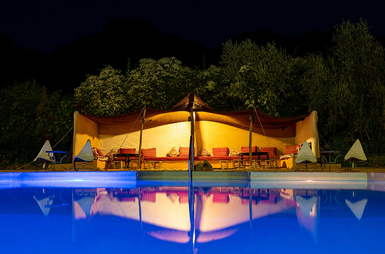 Entspannendes Zelt am Pool bei Auberge Kasbah – Marokko Familienurlaub