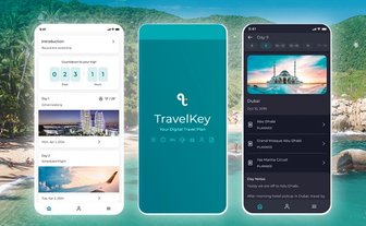 Drei Smartphone-Bildschirme zeigen die Benutzeroberfläche der TravelKey-App mit Reiseinformationen und Countdown.