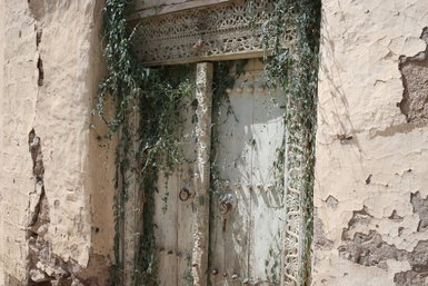 Alte omanische Tür im Dorf Al Hamra – Oman Familienreise