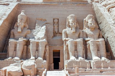 Die imposante Fassade des Abu Simbel-Tempels zeigt riesige Statuen, die majestätisch im Sonnenlicht sitzen.