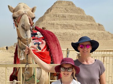 Mutter und Tochter stehen vor einem Kamel in Kairo – Ägypten Reise mit Kindern