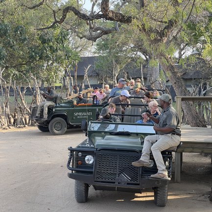 Reisegruppen im Jeep bereiten sich auf die Safari vor im Kruger Nationalpark – Südafrika Familienreise