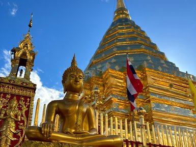 Tempel Wat Phra That Doi Suthep mit goldener Buddha Statue im Vordergrund in Chiang Mai - Thailand Reise mit Kindern