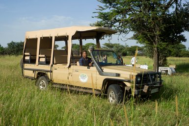 Safari-Guide steuert das Safarijeep durch das Grumeti-Gebiet – Tansania mit Kindern