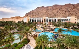 Poollandschaft im Shangri-La Barr Al Jissah Resort & Spa mit Blick auf die Hajar-Berge – Oman Familienreise