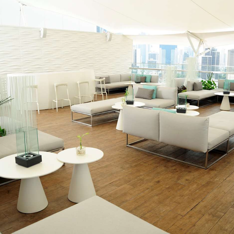 Eine moderne Dachterrasse mit eleganten Loungemöbeln und Blick auf die Stadt, ideal für entspannte Treffen.