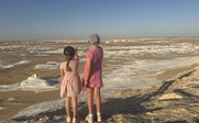 Zwei Mädchen blicken auf die weiße Wüste - Ägypten for family individuell - Ägypten mit Kindern