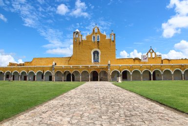 Das leuchtend gelbe Convento de San Antonio in Izamal – Mexiko mit Kindern