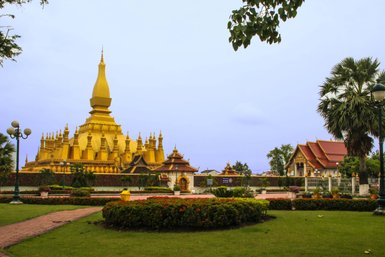 Der goldene That Luang Stupa erhebt sich majestätisch über die umgebenden Gärten und Gebäude in Vientiane.