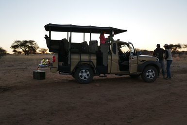 Ein offener Jeep steht bereit zur Weiterfahrt - Namibia mit Jugendlichen