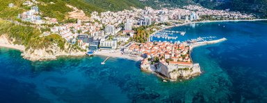 Eine Luftaufnahme der Altstadt von Budva bei Tag