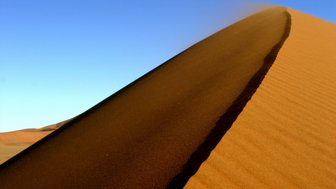 Der Wind fegt über eine Sanddüne - Namibia mit Kindern