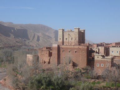 Gebäude mit traditioneller Architektur im Tal der Rosen – Marokko Familienreise