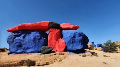 Bemalte Felsen in der Umgebung von Tafraoute – Marokko Familienreise