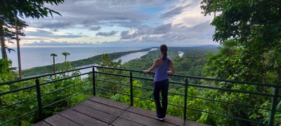Panoramablick über die grüne Landschaft vom Tortuguero Hill – Costa Rica Reise mit Kindern