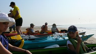 Eine Gruppe Kayakfahrer - Namibia Familienurlaub