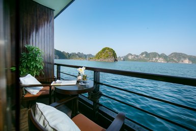 Boot gleitet durch die ruhige Lan Ha Bucht – Vietnam Familienreise