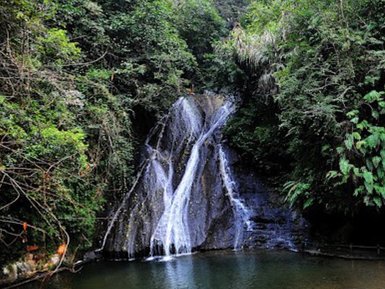 Naturerlebnis am Gudong-Wasserfall in der Nähe von Guilin – China Familienreise