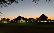 Lapa Lange Game Lodge am Abend - Namibia Reise mit Kindern
