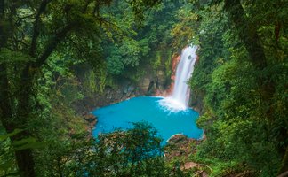Wasserfall im Tenorio Nationalpark umgeben von üppigem Regenwald – Costa Rica Familienreise