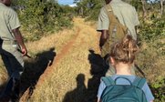 Mädchen mit Rangern auf Bushwalk - Namibia Individualreise mit Kindern