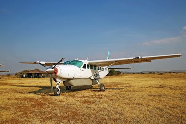 Safariflugzeug in der goldenen Savanne Tansanias – Tansania Reise mit Kindern
