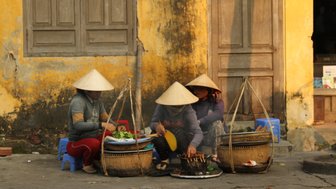 Einheimische verkaufen Waren auf den Straßen Vietnams – Vietnam Familienreise