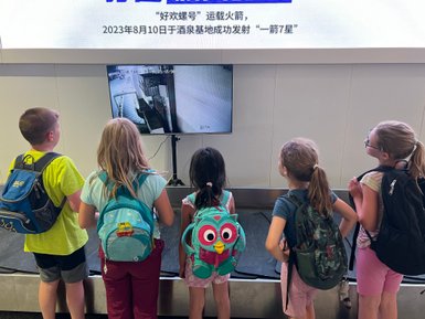 Kinder am Gepäckband nach der Ankunft am Flughafen Guilin – China Reise mit Kindern