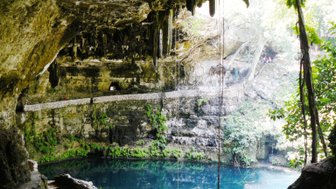 Tiefer Naturpool mit Felswänden im Cenote Zací – Mexiko Reise mit Kindern