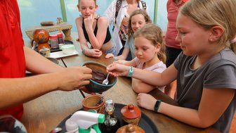 Kinder entdecken die Kaffeeplantage bei Don Juan – Costa Rica Familienreise