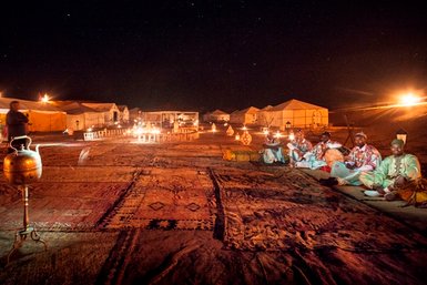 Camp in Erg Chegaga unter klarem Sternenhimmel – Marokko Reise mit Kindern