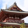 Die beeindruckende Architektur des Senso-ji Tempels in Tokio zeigt kunstvoll verzierte Dächer und lebendige Farben.