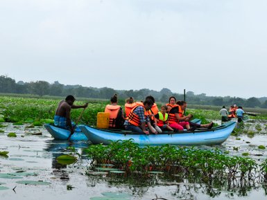 Traditionelle Katamarantour auf einem Fluss inmitten grüner Natur – Sri Lanka Familienreise
