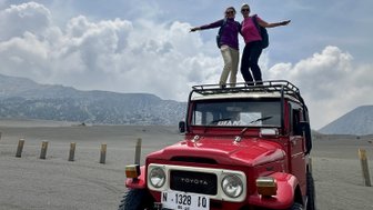 Zwei Frauen oben auf einem Jeep zum Bromo Vulkan – Indonesien mit Kindern