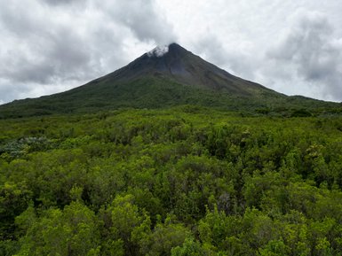 Familie auf naturreicher Wanderung im Vulkan Arenal Nationalpark - Costa Rica Familienreise