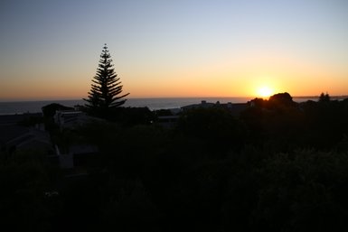 Farbenfroher Sonnenuntergang über dem Ozean in Hermanus – Garden Route mit Kindern