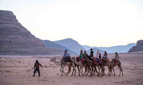 Kameltrekking in der Wüste Wadi Rum - Jordanien Familienreise