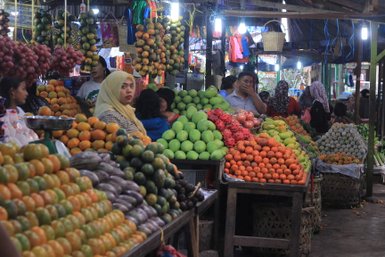 Bunte Früchte auf einem lebhaften Markt auf Sumatra – Bali Familienreise