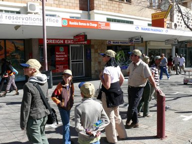 Eine Familie steht wartend in der Stadt - Namibia mit Jugendlichen