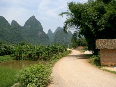 Malerischer Pfad durch die grüne Karstlandschaft bei Yangshuo – China Familienreise