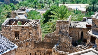 Ruinen im Dorf Misfat Al Abriyeen im Oman – Oman mit Kindern