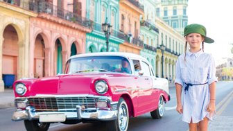Mädchen neben Oldtimer in Havanna - Kuba mit Kindern
