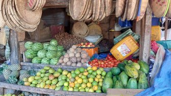Lebhafte Essensstände auf dem Markt in Karatu – Tansania Familienreise