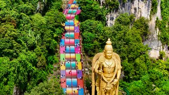 Die farbenfrohe Treppe der Batu-Höhlen schlängelt sich eindrucksvoll nach unten – Malaysia & Borneo Familienreise