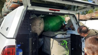 Offener Jeep mit Campingausrüstung - Namibia Familienurlaub