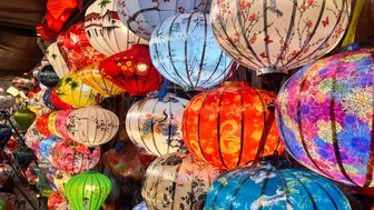 Farbige Laternen schmücken die Straßen der Altstadt – Vietnam Familienreise