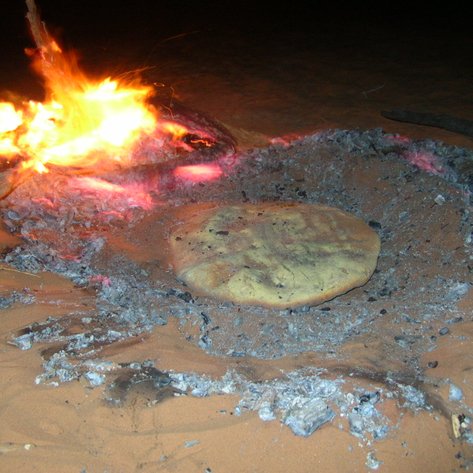 Fladenbrot liegt neben dem knisternden Feuer in der Sahara – Familienurlaub in Marokko