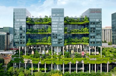 Das moderne Parkroyal Collection Hotel in Singapur beeindruckt mit üppigen Pflanzen auf mehreren Etagen und gläserner Architektur.